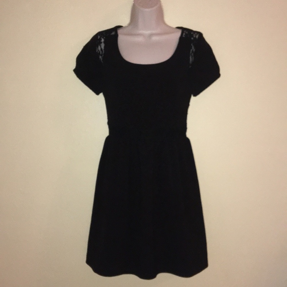 LBD with lace details on shoulders by Montesu
